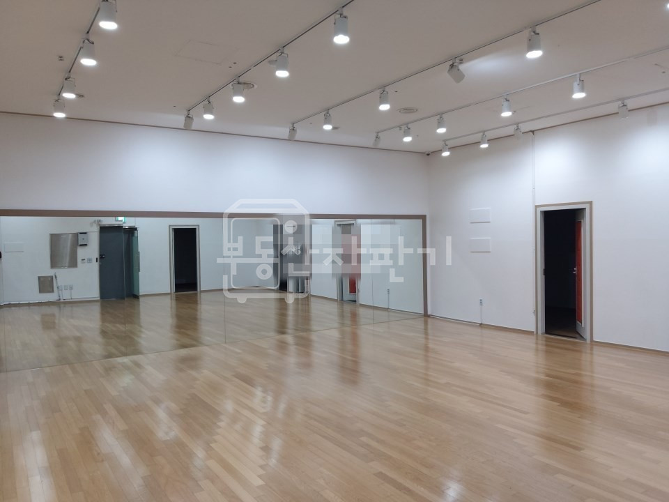 서울 강남구 논현동 무권리, 댄스홀, 방음룸4, 강남구청역 도보3분, 지하1층 임대 월세 매물번호 10111 사진 1