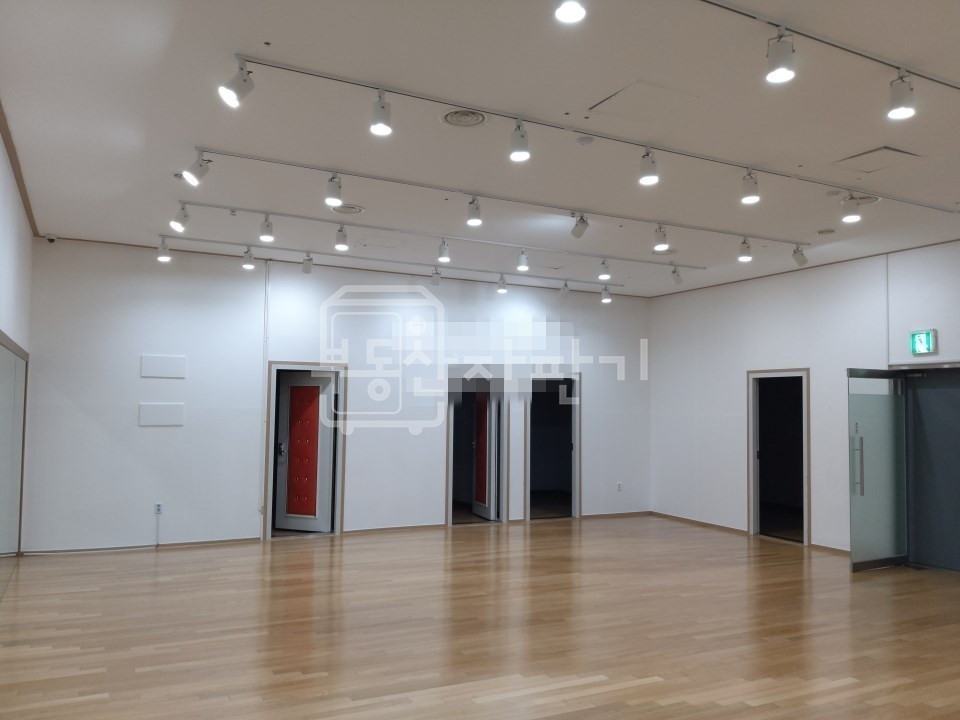 서울 강남구 논현동 무권리, 댄스홀, 방음룸4, 강남구청역 도보3분, 지하1층 임대 월세 매물번호 10111 사진 2