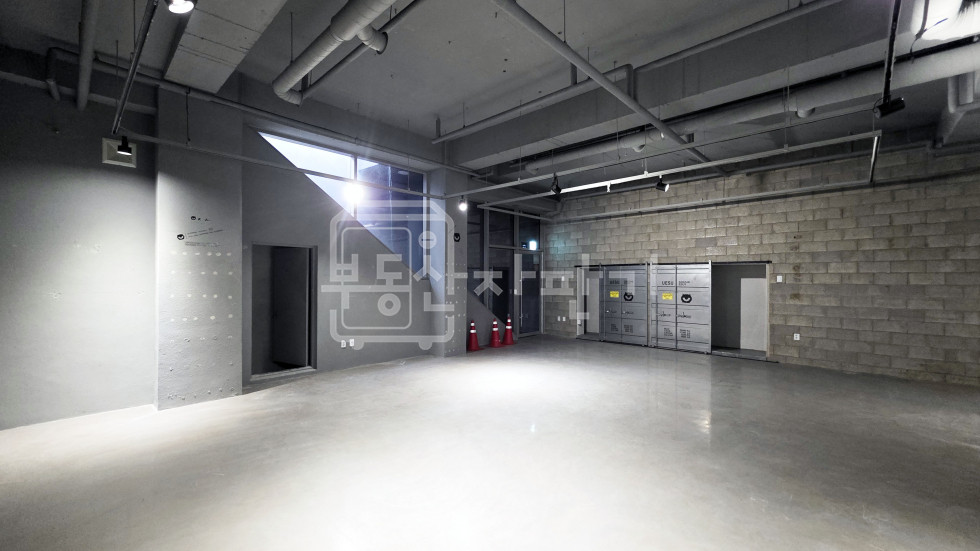 서울 강남구 신사동 무권리, 압구정로데오역 5분, 역세권, 지하1층 임대, 높은층고(4.1M) 월세 매물번호 10136 사진 1