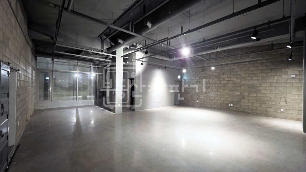 서울 강남구 신사동 무권리, 압구정로데오역 5분, 역세권, 지하1층 임대, 높은층고(4.1M) 월세 매물번호 10136 사진 2