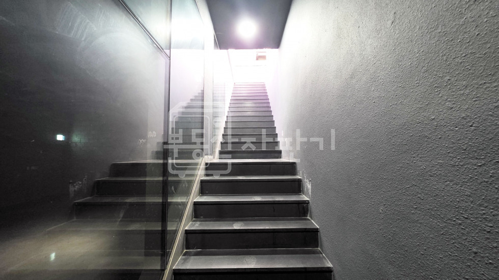 서울 강남구 신사동 무권리, 압구정로데오역 5분, 역세권, 지하1층 임대, 높은층고(4.1M) 월세 매물번호 10136 사진 3