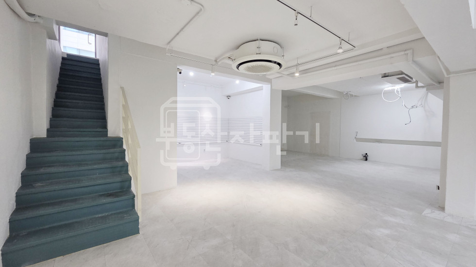 서울 강남구 논현동 무권리, 강남구청역 8분, 역세권, 지하 1층 임대 월세 매물번호 10200 사진 2