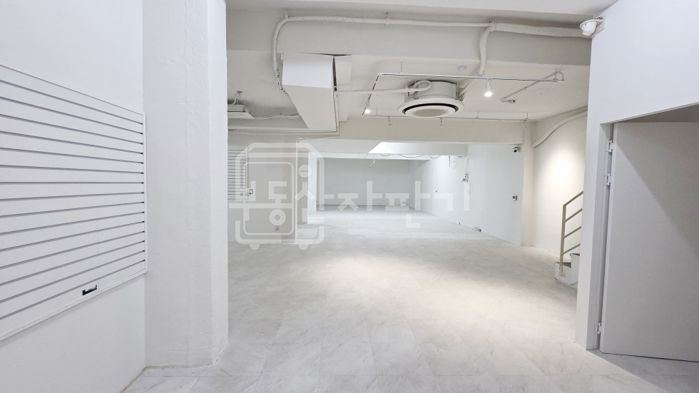 서울 강남구 논현동 무권리, 강남구청역 8분, 역세권, 지하 1층 임대 월세 매물번호 10200 사진 3